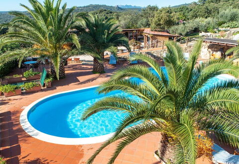 Residence Villa Smeralda: Wasser, Pflanze, Eigentum, Baum, Himmel, Azurblau, Schwimmbad, Arecales, Vegetation, Freizeit