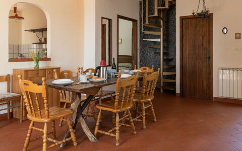 Mareneve: Tabelle, Möbel, Stuhl, Holz, Interior Design, Gebäude, Tür, Flooring, Fussboden, Holzbeize