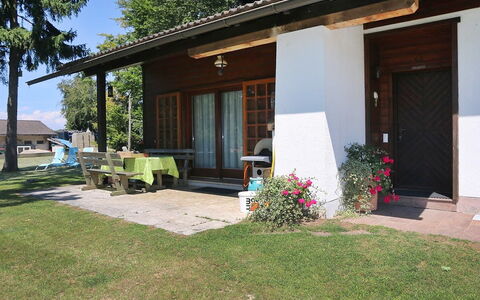 Rustika: Pflanze, Himmel, Gebäude, Baum, Tür, Schatten, Wohngebiet, Hütte, Fenster, Gras
