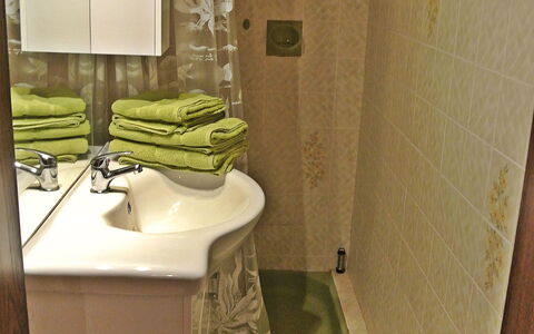 Rustika: Badezimmer, Grün, Eigentum, Zimmer, Toilette, Fliese, Toilleten Sitz, Armatur, Interior Design, Fussboden