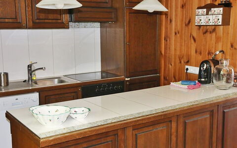 Rustika: Countertop, Küche, Cabinetry, Zimmer, Möbel, Eigentum, Sinken, Haus, Holzbeize, Gebäude