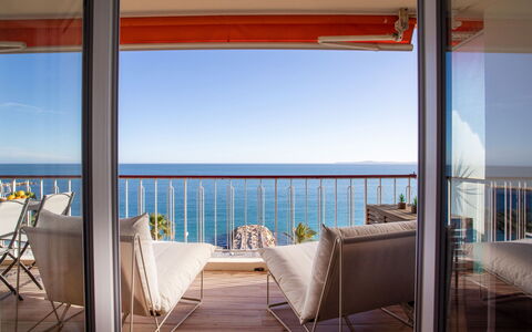 Cagnes-Sur-Mer 123: Himmel, Wasser, Eigentum, Stuhl, Schatten, Holz, Interior Design, Gewässer, Fussboden, Gartenmöbel