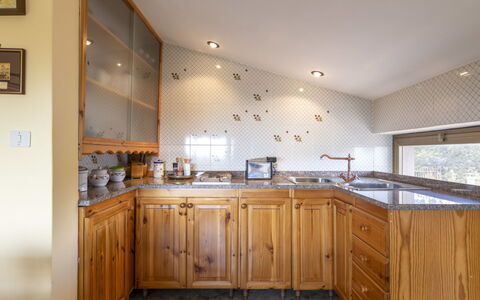Serena: Countertop, Cabinetry, Zapfhahn, Spüle, Sinken, Küche, Holz, Interior Design, Fussboden, Flooring