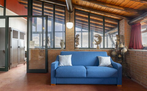 Serena: Eigentum, Möbel, Couch, Holz, Fenster, Gebäude, Tür, Interior Design, Fussboden, Wohnzimmer