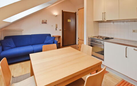 Canazei 710: Eigentum, Zimmer, Möbel, Interior Design, Gebäude, Tabelle, Haus, Grundeigentum, Fussboden, Dachgeschoss