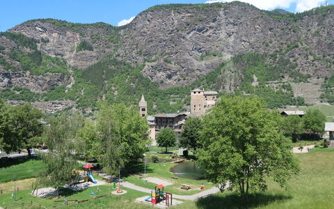 Avise 100: Pflanze, Himmel, Wolke, Berg, Natürliche Landschaft, Baum, Grundstueck, Gebäude, Wiese, Landschaft