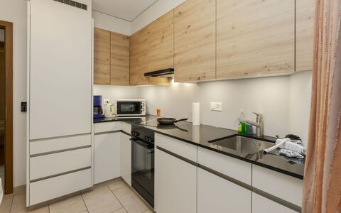 Rehli: Küche, Countertop, Küchengerät, Cabinetry, Interior Design, Möbel, Flooring, Holz, Major Appliance, Fussboden