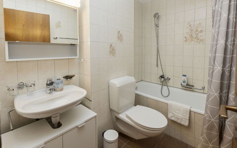 Rehli: Badezimmer, Bad Sink, Armatur, Sinken, Toilette, Toilleten Sitz, Interior Design, Flooring, Fussboden, Zapfhahn