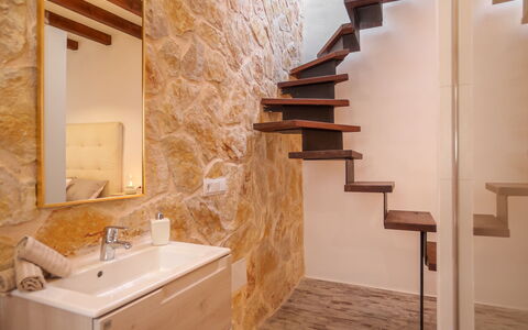 Biniarroi Charm & Quality: Braun, Zapfhahn, Sinken, Spiegel, Armatur, Holz, Badezimmer, Bad Sink, Beleuchtung, Interior Design