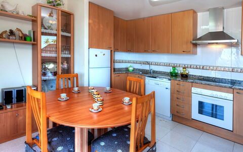 Fané: Zimmer, Eigentum, Möbel, Countertop, Küche, Gebäude, Cabinetry, Haus, Interior Design, Grundeigentum