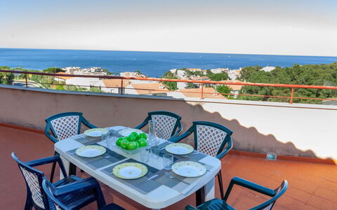 Fané: Eigentum, Azurblau, Urlaub, Grundeigentum, Zimmer, Balkon, Resort, Möbel, Tabelle, Meer