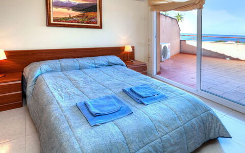 Fané: Schlafzimmer, Bett, Zimmer, Möbel, Eigentum, Bettdecke, Grundeigentum, Bettrahmen, Bedding, Interior Design