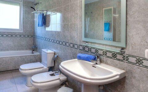 Fané: Badezimmer, Eigentum, Zimmer, Zapfhahn, Wand, Fliese, Interior Design, Sinken, Die Architektur, Bad Sink