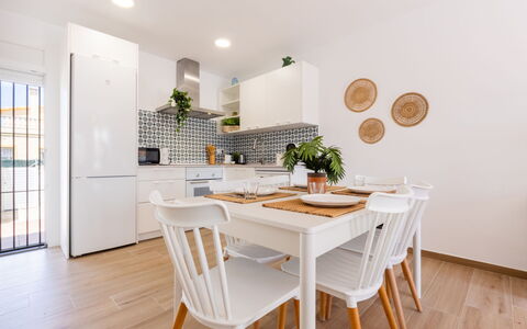 Marina: Möbel, Interior Design, Küche, Flooring, Stuhl, Tabelle, Holz, Esszimmer, Küche & Esszimmer Tisch, Fussboden