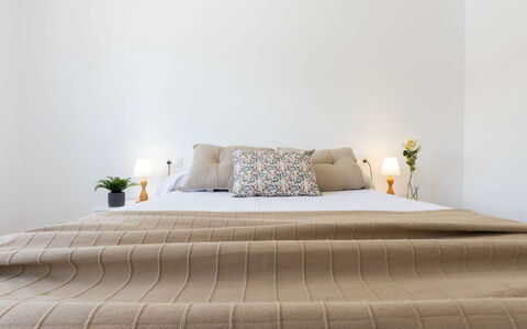 Marina: Bett, Schlafzimmer, Bedding, Bettdecke, Interior Design, Möbel, Linens, Holz, Fussboden, Textil