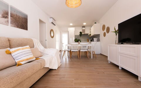 Marina: Möbel, Flooring, Interior Design, Fussboden, Holzboden, Holz, Wohnzimmer, Couch, Laminatboden, Decke
