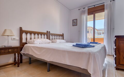 Benvinguts: Möbel, Zimmer, Schlafzimmer, Bett, Eigentum, Bettrahmen, Bettdecke, Fussboden, Wand, Interior Design