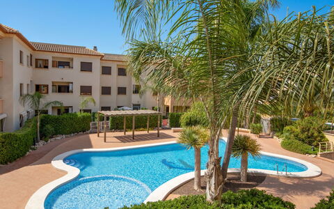 Benvinguts: Eigentum, Grundeigentum, Gebäude, Schwimmbad, Resort, Wohngebiet, Wohnung, Haus, Estate, Zuhause