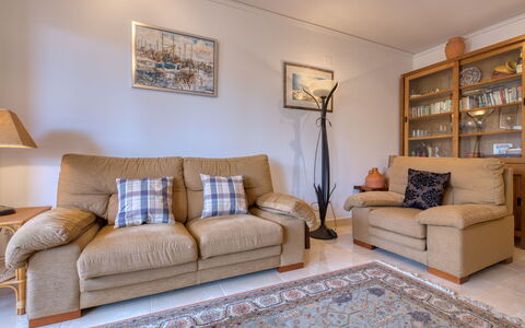Benvinguts: Möbel, Zimmer, Wohnzimmer, Eigentum, Interior Design, Gelb, Grundeigentum, Couch, Fussboden, Wand