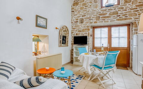 La Belle Océane: Zimmer, Eigentum, Blau, Möbel, Interior Design, Gelb, Wand, Haus, Gebäude, Wohnzimmer