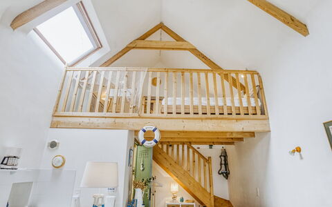 La Belle Océane: Zimmer, Eigentum, Decke, Möbel, Gelb, Interior Design, Treppe, Zuhause, Bett, Haus
