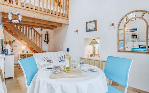 La Belle Océane: Zimmer, Blau, Möbel, Eigentum, Türkis, Gelb, Interior Design, Azurblau, Wand, Gebäude
