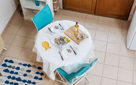 La Belle Océane: Eigentum, Möbel, Cabinetry, Blau, Tabelle, Interior Design, Fussboden, Flooring, Stuhl, Holz