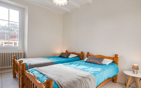 Kerhel: Schlafzimmer, Möbel, Bett, Zimmer, Bettdecke, Eigentum, Bedding, Bettrahmen, Interior Design, Decke