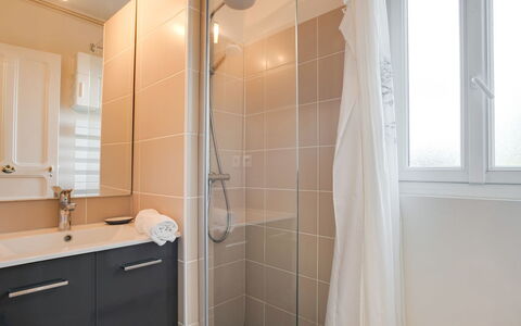 Kerhel: Badezimmer, Eigentum, Zimmer, Interior Design, Grundeigentum, Fliese, Wand, Haus, Gebäude, Die Architektur