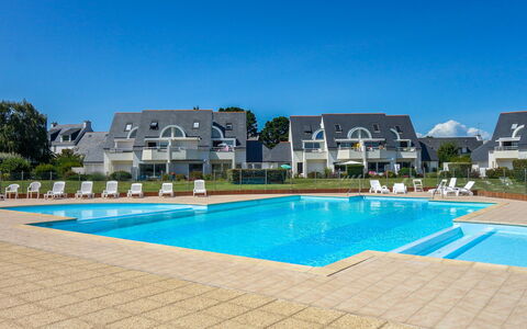 Domaine des Tadornes: Schwimmbad, Eigentum, Resort, Gebäude, Grundeigentum, Urlaub, Freizeit, Haus, Freizeitzentrum, Wohngebiet