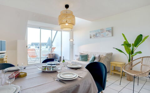 Domaine des Tadornes: Zimmer, Eigentum, Möbel, Interior Design, Esszimmer, Gebäude, Gelb, Tabelle, Haus, Zuhause