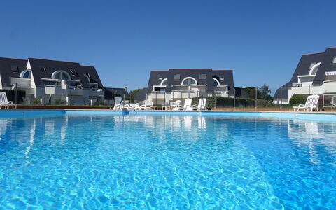 Domaine des Tadornes: Schwimmbad, Resort, Eigentum, Gebäude, Wasser, Freizeitzentrum, Freizeit, Urlaub, Ferienort, Die Architektur