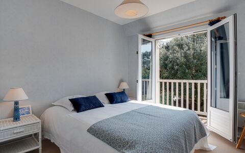 Les Marines: Schlafzimmer, Möbel, Bett, Zimmer, Eigentum, Interior Design, Bettdecke, Bettrahmen, Bedding, Fussboden