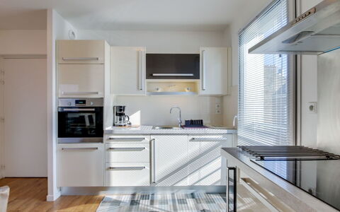 Clos Schuman: Cabinetry, Countertop, Gebäude, Herd, Küche, Küchengerät, Holz, Haushaltsgerät, Flooring, Fussboden