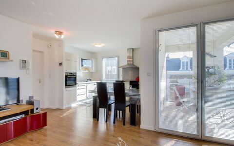Clos Schuman: Couch, Tabelle, Holz, Fenster, Interior Design, Stuhl, Gebäude, Tür, Bilderrahmen