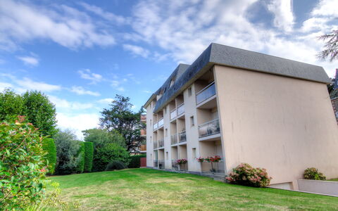 Les Jardins de la Malouine: Himmel, Wolke, Pflanze, Gebäude, Eigentum, Fenster, Baum, Grundstueck, Urban Design, Gras