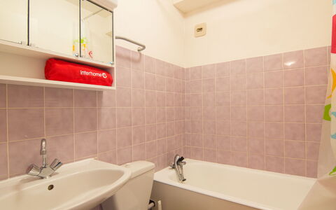 Les Jardins de la Malouine: Armatur, Zapfhahn, Sinken, Eigentum, Bad Sink, Badezimmer, Badewanne, Gebäude, Lila, Interior Design
