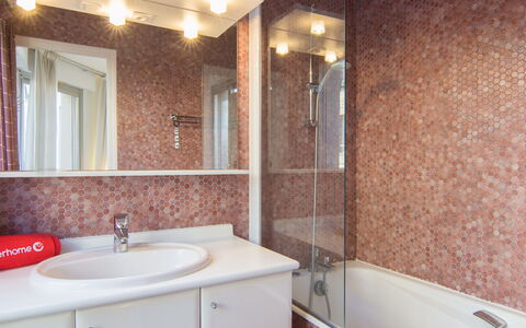 Le Bellevue: Spiegel, Zapfhahn, Sinken, Eigentum, Armatur, Bad Sink, Badewanne, Badezimmer, Interior Design