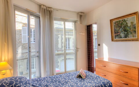 Le Bellevue: Möbel, Eigentum, Fenster, Cabinetry, Azurblau, Komfort, Blau, Gebäude, Holz, Interior Design
