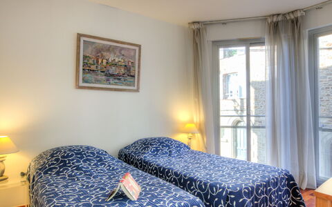 Le Bellevue: Möbel, Fenster, Eigentum, Bilderrahmen, Komfort, Azurblau, Textil, Holz, Interior Design, Schatten