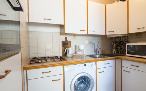 Le Royal Foch: Cabinetry, Countertop, Spüle, Eigentum, Küchengerät, Sinken, Herd, Küche, Cooktop, Gasherd