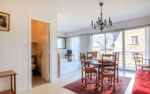 Le Royal Foch: Tabelle, Bilderrahmen, Möbel, Gebäude, Stuhl, Holz, Interior Design, Schublade, Flooring, Haus