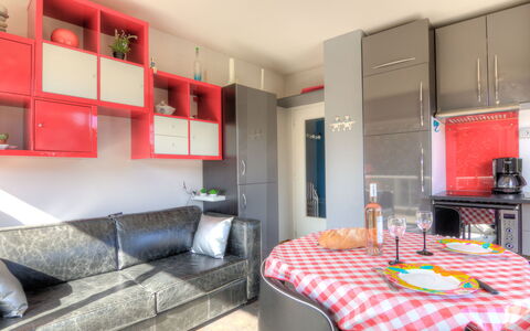 Dinard 220: Möbel, Tabelle, Eigentum, Cabinetry, Gebäude, Interior Design, Beleuchtung, Orange, Flooring, Wohnzimmer