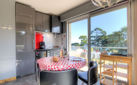 Dinard 220: Möbel, Eigentum, Gebäude, Interior Design, Cabinetry, Beleuchtung, Stuhl, Küche, Himmel, Fussboden