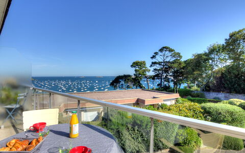 Dinard 220: Himmel, Pflanze, Tabelle, Gebäude, Geschirr, Wasser, Azurblau, Schatten, Stuhl, Gartenmöbel