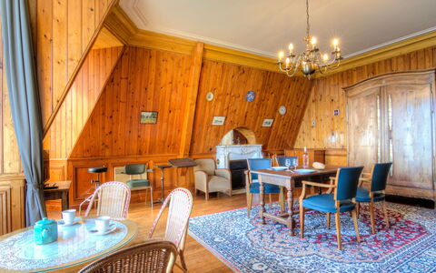 La Garde: Tabelle, Möbel, Eigentum, Stuhl, Blau, Gebäude, Holz, Interior Design, Beleuchtung, Die Architektur