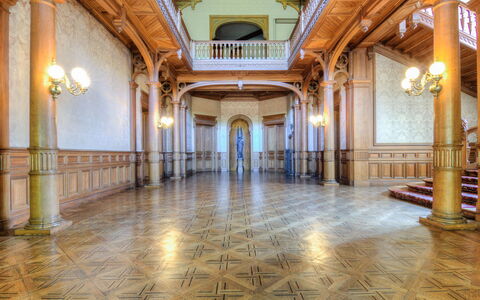 La Garde: Eigentum, Gebäude, Holz, Halle, Interior Design, Fussboden, Fenster, Flooring, Symmetrie