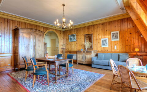 La Garde: Möbel, Tabelle, Eigentum, Couch, Stuhl, Gebäude, Bilderrahmen, Interior Design, Holz, Beleuchtung