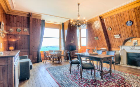 La Garde: Möbel, Eigentum, Tabelle, Bilderrahmen, Blau, Holz, Stuhl, Interior Design, Gebäude, Cabinetry