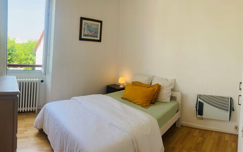 St Jean: Bett, Möbel, Schlafzimmer, Fussboden, Interior Design, Wand, Flooring, Bettdecke, Bedding, Holz